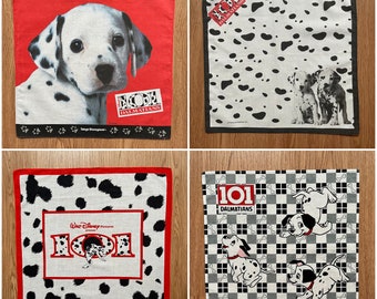 Puede incluir: Cuatro cuadrados de tela diferentes con el tema de los 101 dálmatas. El primer cuadrado es rojo con un cachorro dálmata blanco y negro en el centro. El segundo cuadrado es blanco y negro con un cachorro dálmata blanco y negro en la esquina inferior derecha. El tercer cuadrado es blanco con manchas negras y un cachorro dálmata blanco y negro en la esquina inferior derecha. El cuarto cuadrado es blanco con manchas negras y un cachorro dálmata blanco y negro en la esquina inferior derecha.