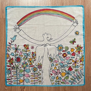 Peut inclure: Foulard carré avec une bordure bleu clair et un motif fantaisiste. Une figure aux bras tendus tient un arc-en-ciel au-dessus d'un champ de fleurs et de papillons colorés. Un oiseau est perché sur une tige de fleur.