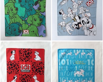 Peut inclure: Quatre mouchoirs carrés avec des motifs des 101 Dalmatiens. L'un présente des dalmatiens verts et bleus, un autre un dalmatien tirant une laisse, un troisième des dalmatiens sur fond rouge et le dernier des dalmatiens avec du code binaire.