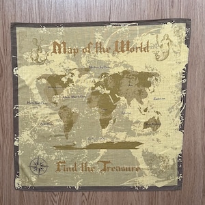 Pañuelo con mapa antiguo del mundo donde se encuentra el tesoro