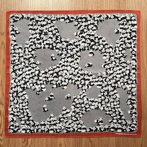 May include: Square gray and red panda-themed handkerchief. The handkerchief features a repeating pattern of black and white pandas. The border is red. The text "marte SUD" is visible in the bottom right corner.
