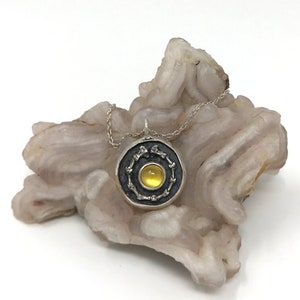 Sapphire pendant/metaal botten/natuur geïnspireerd/gothic sieraden/witchy sieraden/dierlijke botten/kerkhof chic/September birthstone/piraat sieraden