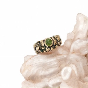 Rustic boulder bronze peridot ring/raw stone ring/mountain ring/organic style/textured ring/rock texture/rustic style/ancient bronze ring