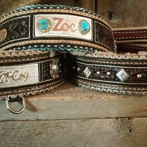Puede incluir: Tres collares de perro de cuero marr&oacute;n con detalles plateados y placas de nombre personalizadas. Los collares presentan un dise&ntilde;o decorativo con piedras turquesa y una hebilla plateada. Las placas de nombre dicen "Zoe", "McKay" y "M".