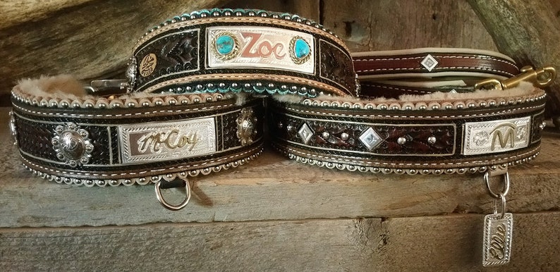 Puede incluir: Tres collares de perro de cuero marr&oacute;n con detalles plateados y placas de nombre personalizadas. Los collares presentan un dise&ntilde;o decorativo con piedras turquesa y una hebilla plateada. Las placas de nombre dicen "Zoe", "McKay" y "M".