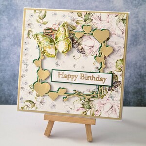 Tarjeta de cumpleaños hecha a mano. Tarjeta de cumpleaños universal. Hermosa tarjeta elegante con elementos dorados.