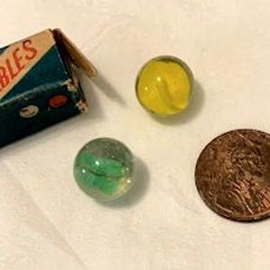 Miniaturowe kulki Cat&#39;s Eye - w pudełku - rozmiar lalki - zabytkowe - wyprodukowane w Japonii