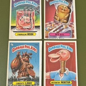 Topps - Garbage Pail Kids - Formalde Heidi 160b, Hy Rye 143b, Liberty Libby 113b, Distortin' Morton 157b - Lote de (4) - Vintage - Anos 80