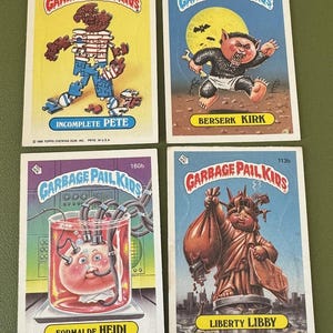 Topps - Garbage Pail Kids - Incomplete Pete 149b, Berserk Kirk 116b, Formalde Heidi 160b, Liberty Libby 113b - Lote de (4) - Vintage - década de 1980