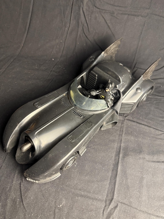 Toy Biz - Batman & Batmobile With Concealed Rocket Launcher and