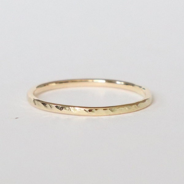 Petite bague martelée OR 9 carats . Anneau empilable OR 375 . Bague superposable fine femme Bijou Idée cadeau noël pour femmes SAMENA Bijoux