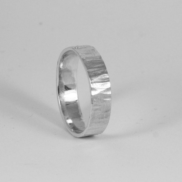 Bague homme argent massif martelée . Bague large bande argent 925 .  Idée cadeau homme . Cadeau noël homme , papa , conjoint SAMENA Bijoux .