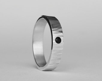 Bague / Alliance martelée argent et diamant noir . Mariage ou anniversaire . Anneau personnalisable option gravure . Idée Cadeau noël homme