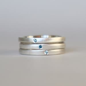 3 bagues argent et topazes . Lot de 3 délicats anneaux empilables topaze naturelle bleue . Bague femme décembre . Cadeau noël . SAMENA image 1