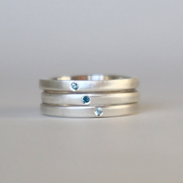 3 anillos de plata y topacios. Set de 3 delicados anillos apilables azul topacio natural. Anillo mujer diciembre . Aguinaldo. SAMENA