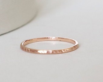 Petite bague martelée OR rose 9 carats . Anneau empilable OR 375 ou bande de mariage superposable fine femme . Idée cadeau noël pour femmes