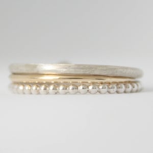 trio bagues empilables or et argent, trois anneaux, idée cadeau noel. coffret parure bague. 3 delicate stacking rings . 9k solid gold and sterling silver . Stackable band . Christmas gift for women