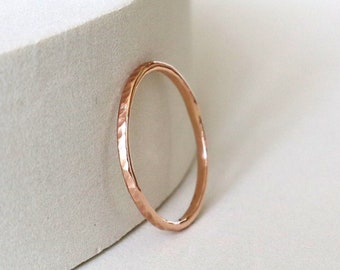 Petite bague martelée OR rose 18 carats . Anneau empilable OR 750 ou alliance bande de mariage superposable fine femme . Idée cadeau noël