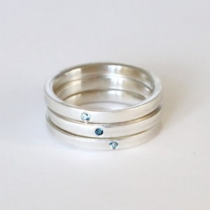 3 bagues argent et topazes . Lot de 3 délicats anneaux empilables topaze naturelle bleue . Bague femme décembre . Cadeau noël . SAMENA image 2