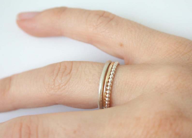 trio bagues empilables or et argent, trois anneaux, idée cadeau noel. coffret parure bague. 3 delicate stacking rings . 9k solid gold and sterling silver . Stackable band . Christmas gift for women