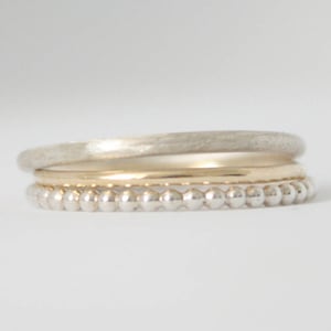 trio bagues empilables or et argent, trois anneaux, idée cadeau noel. coffret parure bague. 3 delicate stacking rings . 9k solid gold and sterling silver . Stackable band . Christmas gift for women