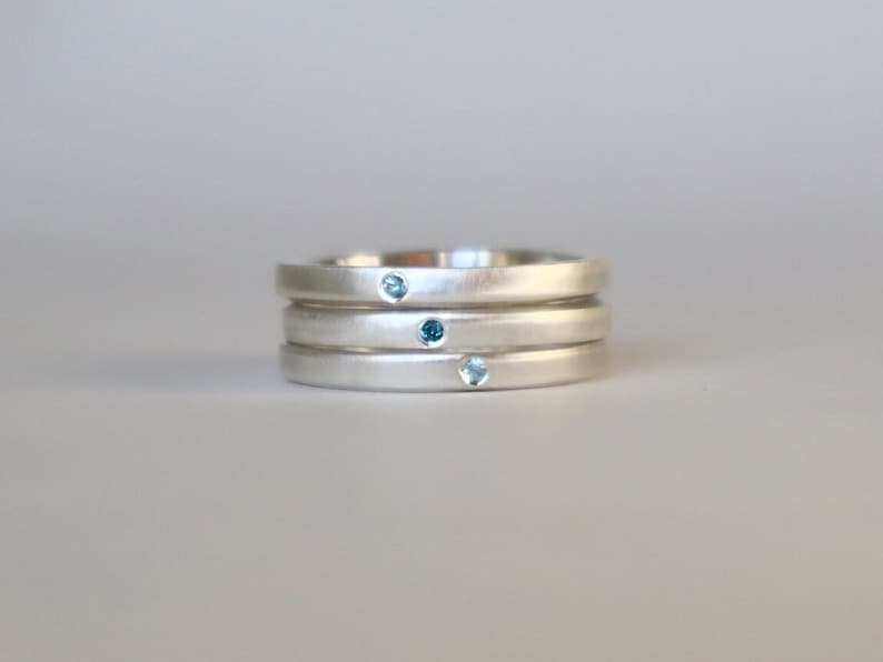 3 bagues argent et topazes . Lot de 3 délicats anneaux empilables topaze naturelle bleue . Bague femme décembre . Cadeau noël . SAMENA image 1