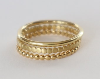 Ein Set aus 3 zarten Stapelringen für Damen. 18K Vergoldet. Zierlicher minimalistischer Stapelring. Weihnachtsgeschenk Frauen SAMENA Schmuck