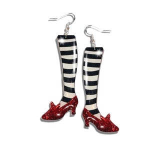 オズの魔法使いの手作りイヤリング。東の悪い魔女の縞模様の脚とルビーの靴。