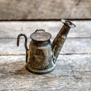 Lampada da minatori con teiera antica
