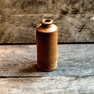 Tintero alto antiguo de gres