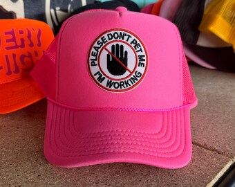 Por favor, no me acaricies, estoy trabajando - Gorra de camionero ROSA