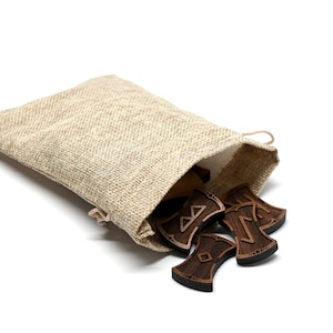 Elder Futhark Rune in einem Jute-Beutel