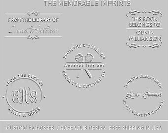 Könnte beinhalten: Ein Satz von fünf individuellen Stempeln mit verschiedenen Designs. Die Stempel sind weiß und zeigen verschiedene Texte und Bilder, darunter "From the Library of", "From the Kitchen of", "From the Desk of", "This Book Belongs To" und "From the Classroom of".