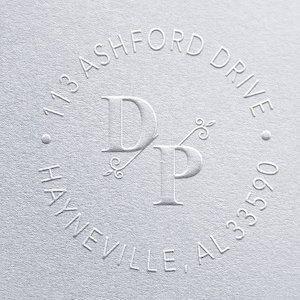 Puede incluir: Un sello de dirección de devolución blanco en relieve con el texto "113 Ashford Drive, Hayneville, AL 33590" y las iniciales "DP" en una fuente decorativa.