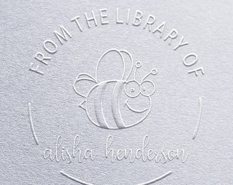 Könnte beinhalten: Ein weißer Prägestempel mit einer Bienenillustration und dem Text "From the Library of alisha henderson".