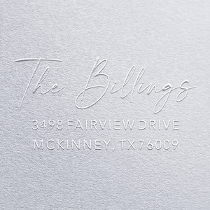 K&ouml;nnte beinhalten: Wei&szlig;er Pr&auml;gedruck auf grauem Hintergrund mit dem Text "The Billings 3498 Fairview Drive McKinney TX 76009".