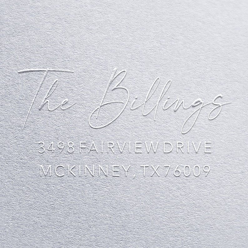 K&ouml;nnte beinhalten: Wei&szlig;er Pr&auml;gedruck auf grauem Hintergrund mit dem Text "The Billings 3498 Fairview Drive McKinney TX 76009".