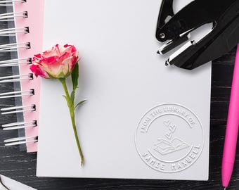 Aangepaste naam boekembosser uit de bibliotheek van, gepersonaliseerd eigendomszegel voor lezers en boekenverzamelaars Cadeau uit de bibliotheek van stempel