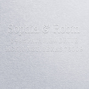 K&ouml;nnte beinhalten: Wei&szlig;er Pr&auml;gedruck auf grauem Hintergrund mit dem Text "Sophia & Robin 3498 Fairview Drive McKinney, Texas 76009"