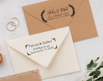 Carimbo de endereço autoentintado com design exclusivo para envelopes e cartões. Ideal para remetentes, correspondências, presentes de boas-vindas e escritórios.