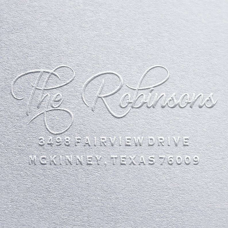 K&ouml;nnte beinhalten: Der Familienname Robinsons in einer kursiven Schriftart mit ihrer Adresse, 3498 Fairview Drive, McKinney, Texas 76009, darunter gedruckt.
