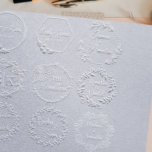 Benutzerdefinierte Hochzeit Prägestempel, personalisierte Hochzeit Prägestempel, Monogramm Prägestempel, Hochzeitspaar Geschenk, Hochzeitsgeschenk, Umschlag Prägestempel Antwortstempel