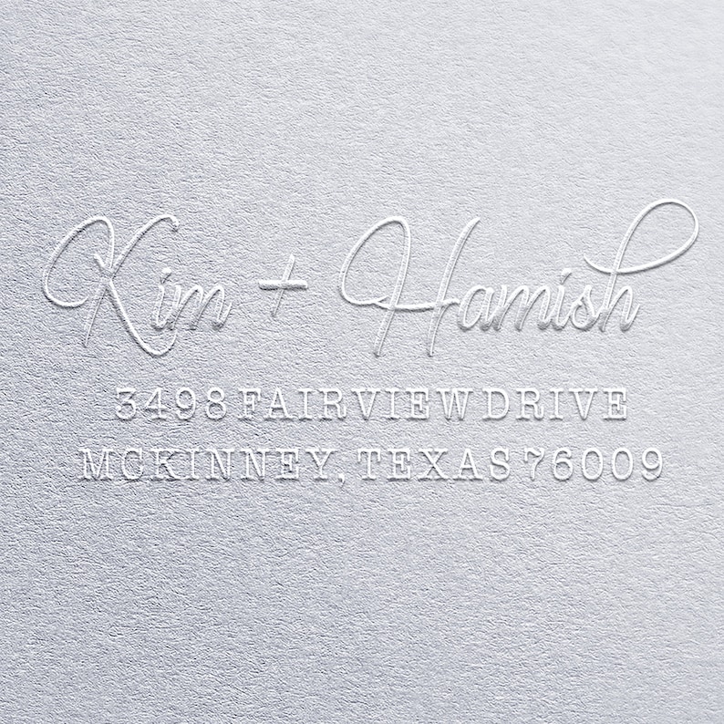 K&ouml;nnte beinhalten: Wei&szlig;e Pr&auml;gung auf silbernem Hintergrund mit der Aufschrift "Kim + Hamish", "3498 Fairview Drive" und "McKinney, Texas 76009".