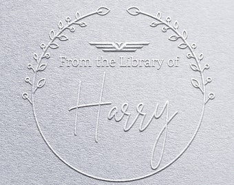 Sello de grabado personalizado de The Library Of Embosser, con nombre para lectores, profesores, coleccionistas y bibliotecas domésticas.