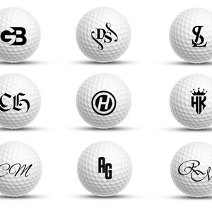 K&ouml;nnte beinhalten: Neun wei&szlig;e Golfb&auml;lle mit schwarzen personalisierten Buchstaben. Die Buchstaben umfassen: GB, DS, SL, CH, H, HK, CM, AG und RM.