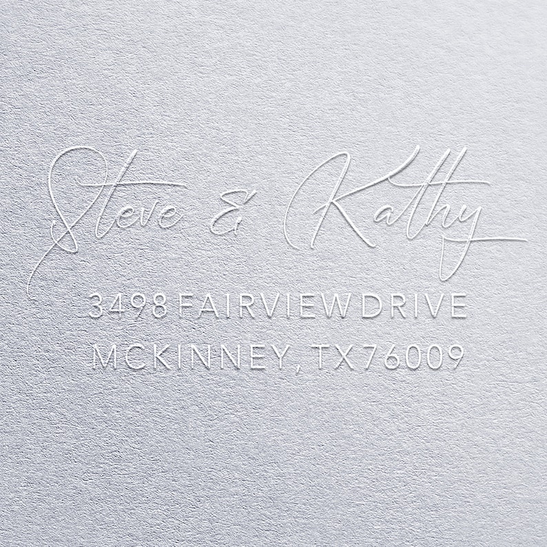 K&ouml;nnte beinhalten: Wei&szlig;e Pr&auml;gung auf grauem Hintergrund mit der Aufschrift "Steve & Kathy", "3498 Fairview Drive" und "McKinney, TX 76009".