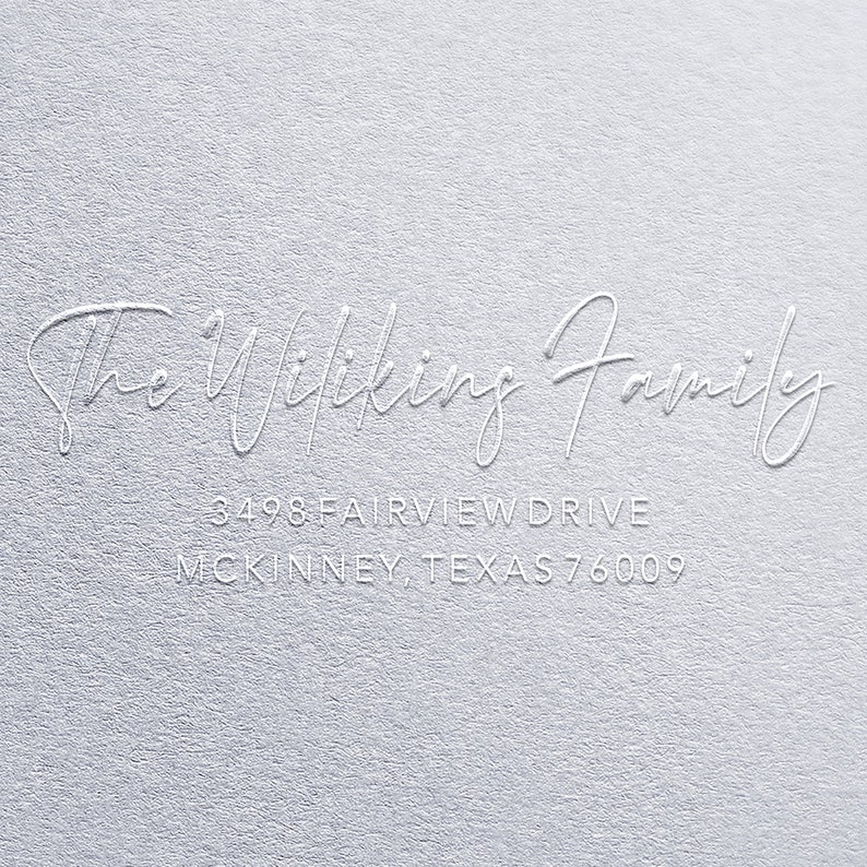 K&ouml;nnte beinhalten: Die Adresse der Familie Wilking auf silbernem Hintergrund. Die Adresse lautet 3498 Fairview Drive, McKinney, Texas 76009.