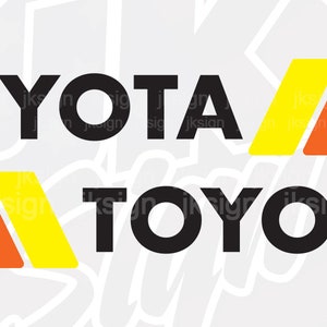 Op de afbeelding: Zwart-wit "TOYOTA" logo met drie rode, oranje en gele strepen boven en onder de tekst.