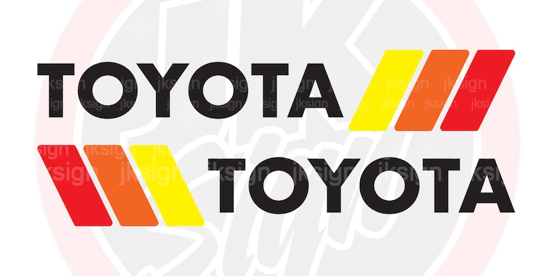 Op de afbeelding: Zwart-wit "TOYOTA" logo met drie rode, oranje en gele strepen boven en onder de tekst.