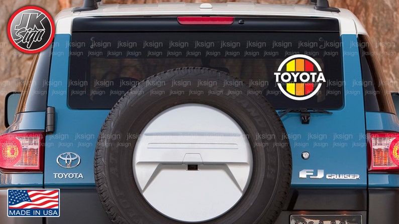 Peut inclure: Un Toyota FJ Cruiser bleu avec une roue de secours &agrave; l'arri&egrave;re. La voiture a un logo "TOYOTA" avec un cercle rouge, orange et jaune sur la vitre arri&egrave;re. La voiture a &eacute;galement un embl&egrave;me "FJ CRUISER" &agrave; l'arri&egrave;re.